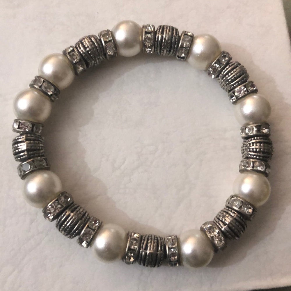 Elastic pearl bracelet